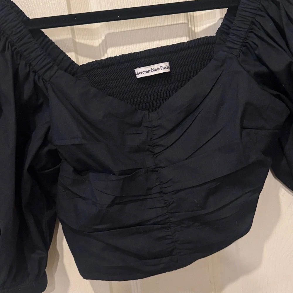 Abercrombie & Fitch black puff sleeve crop top, small